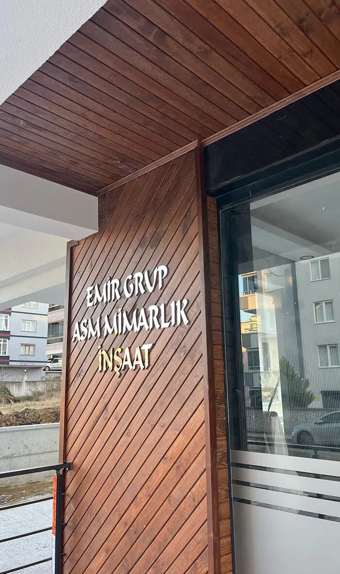 Ahşap lambri kaplı dış cephe girişi