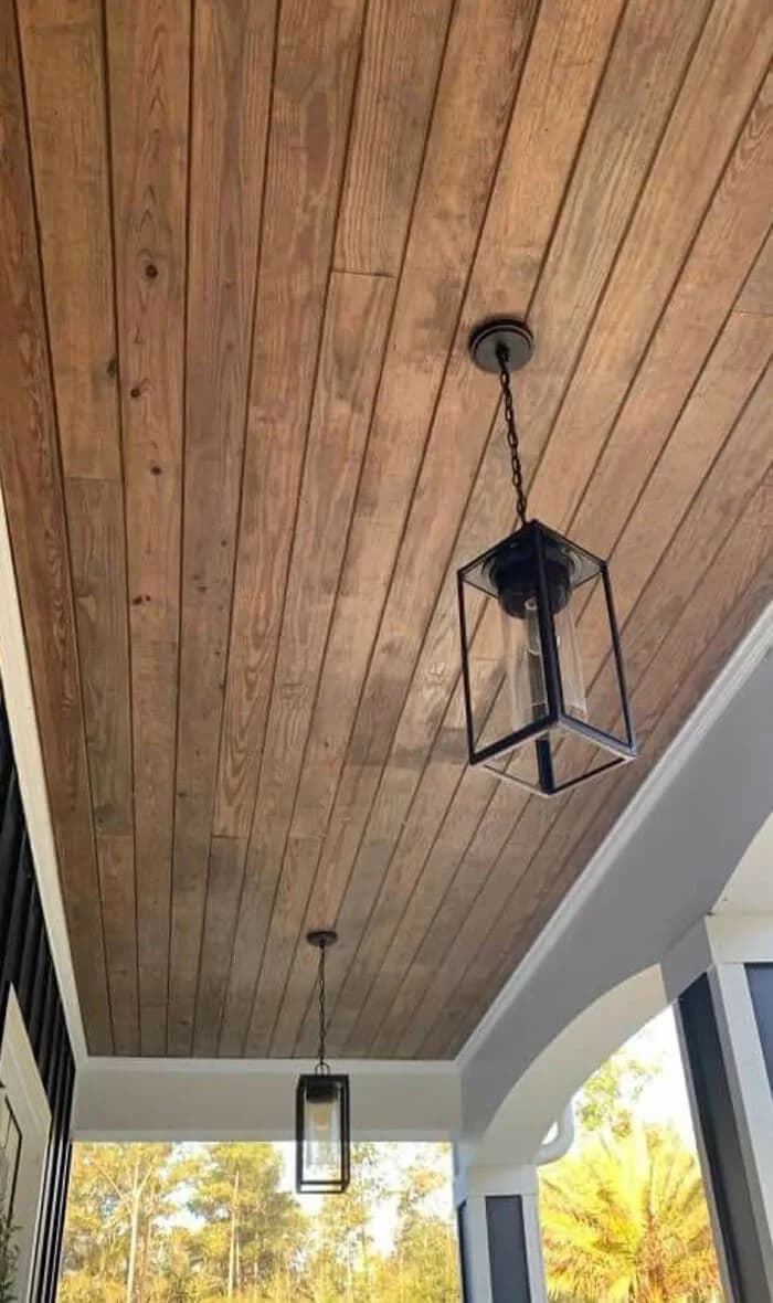 Ahşap lambri tavan ve sarkıt aydınlatma, veranda