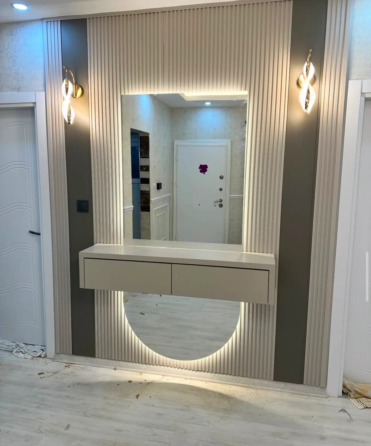 Grafit çıtalı giriş duvarı, yarım daire LED ayna ve çekmeceli askıda dresuar