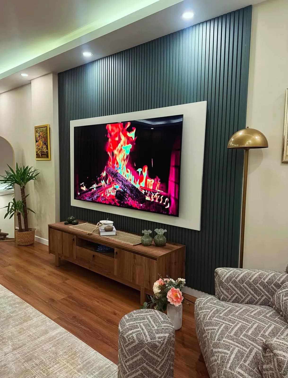 Koyu yeşil çıta panelli salon TV duvarı ve ahşap TV ünitesi