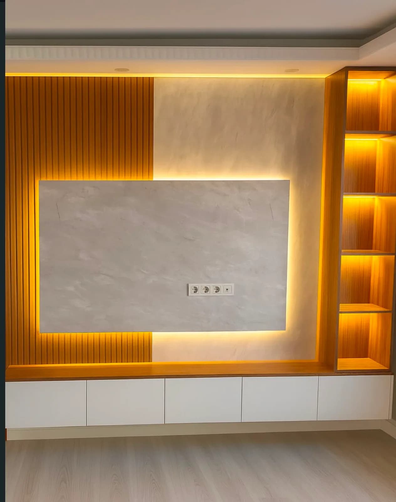 Mermer desenli TV duvarı, LED çerçeve, ahşap raflı ünite