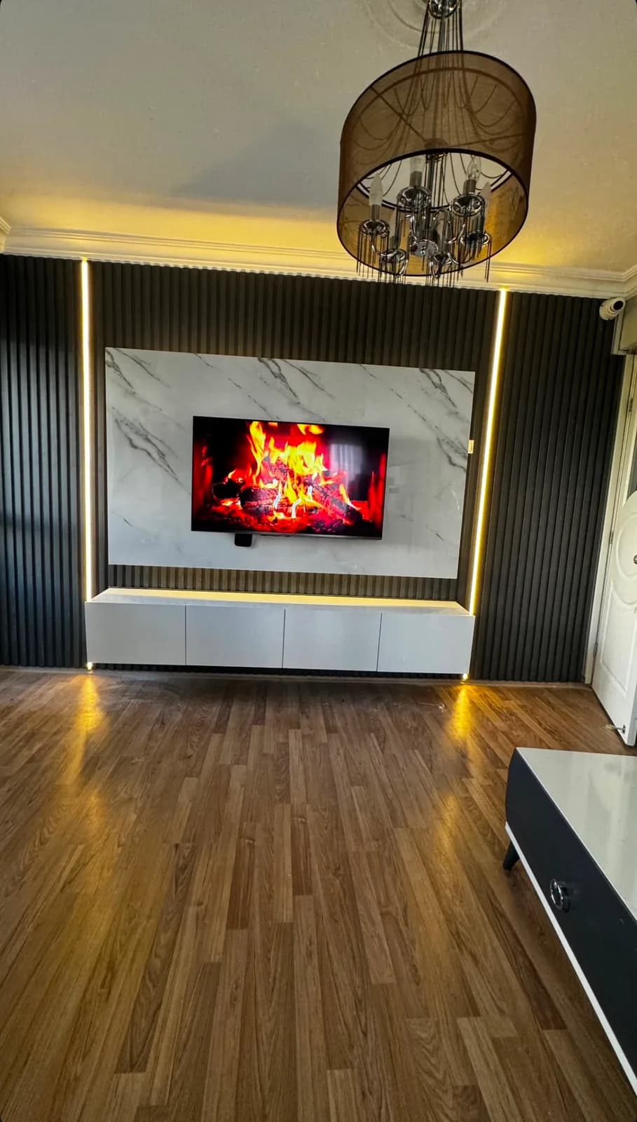 Antrasit çıtalı salon duvarı, mermer desenli TV paneli ve LED çerçeve