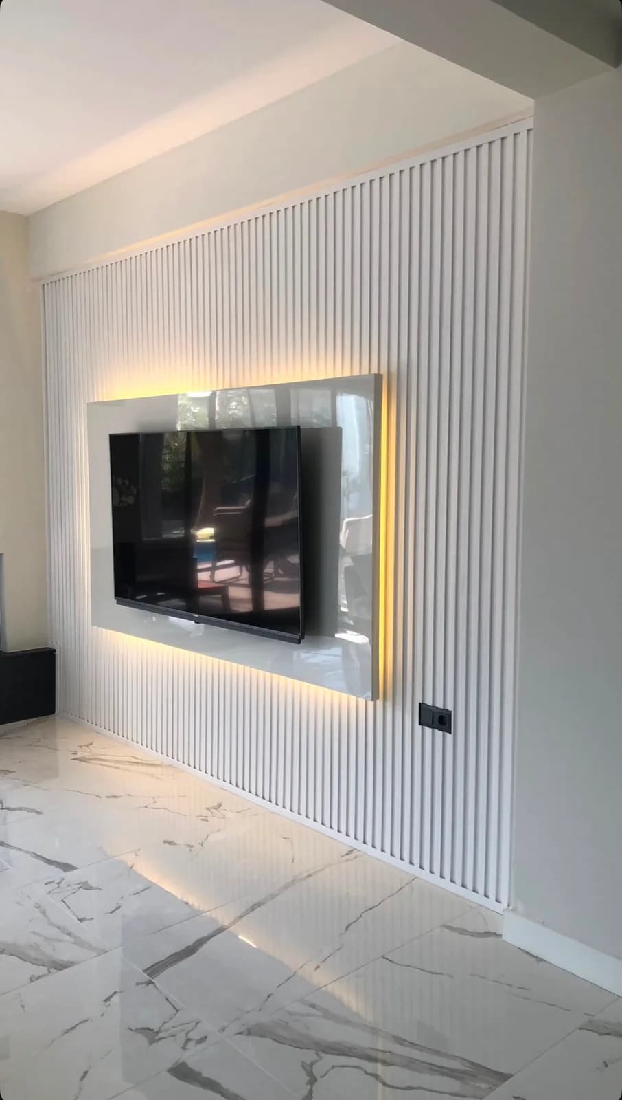 Beyaz çıtalı TV duvarı, LED çerçeveli televizyon alanı