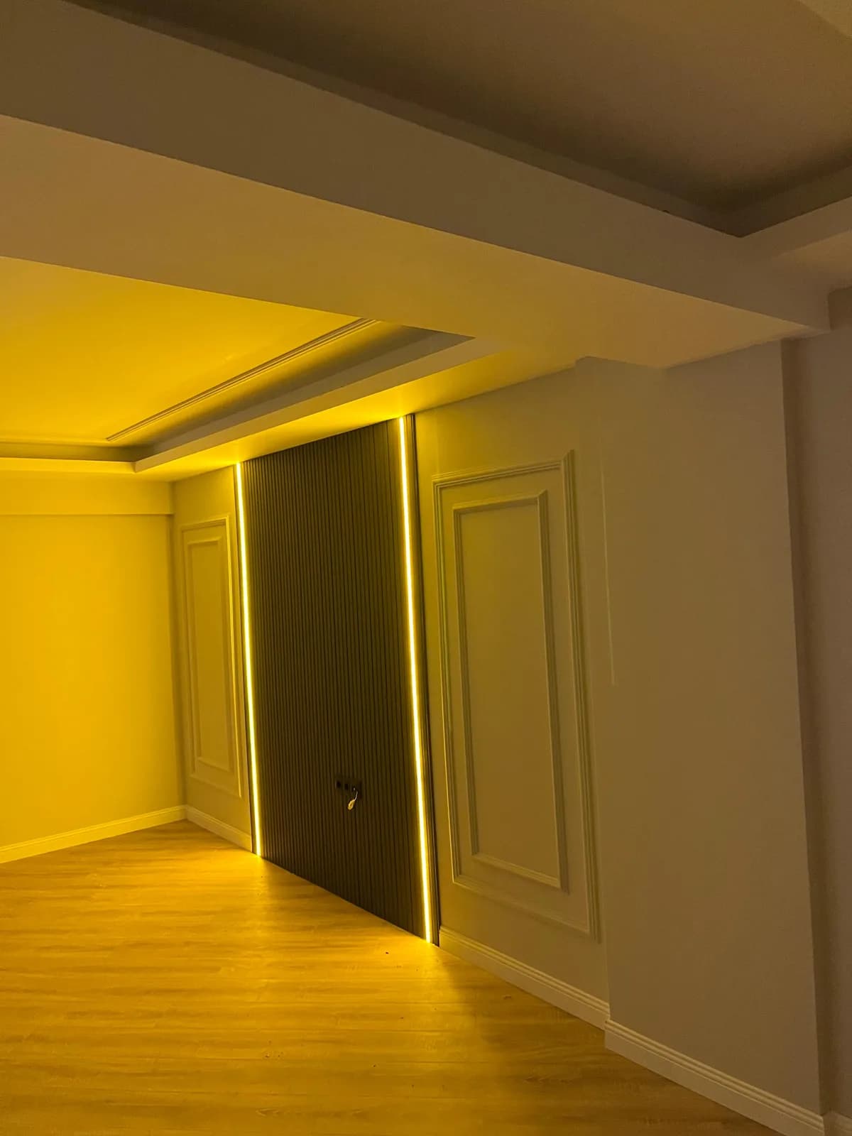 Koridorda kapı kasaları çevresinde LED profilli panel bandı